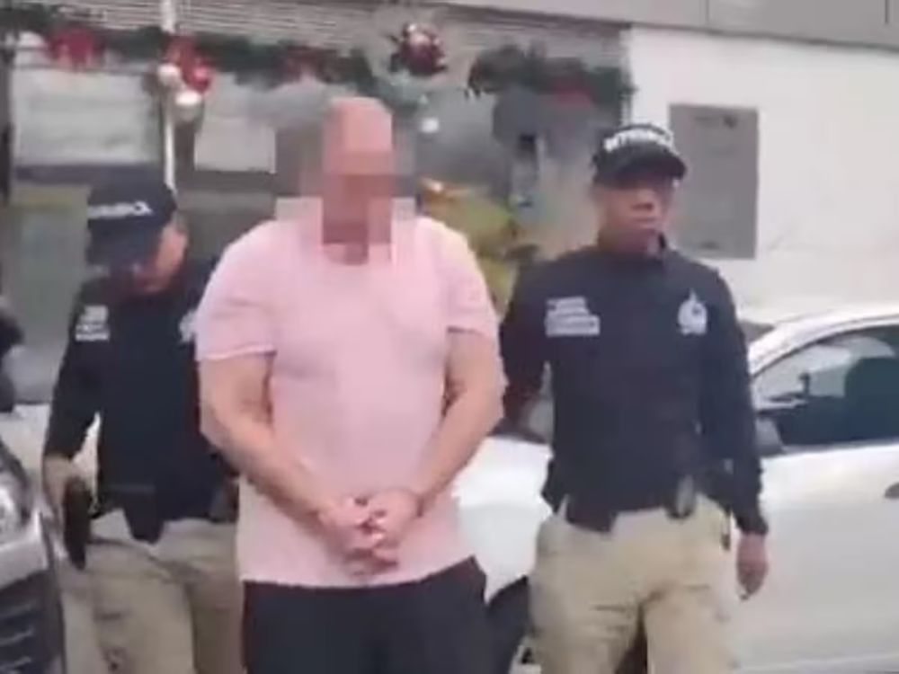 Mannen greps p&aring; flygplatsen i Medell&iacute;n efter att ha varit efterlyst internationellt f&ouml;r en skottlossning i Marbella 2023. Foto: Polic&iacute;a Nacional de Colombia
