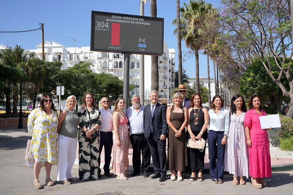 Esteponas borgm&auml;stare Jos&eacute; Mar&iacute;a Garc&iacute;a Urbano stoltserar med att kommunen lyckats betala hela den ackumulerade skulden, som var p&aring; &ouml;ver 300 miljoner euro. Foto: Ayto de Estepona