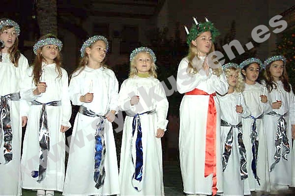 Eleverna p&aring; Svenska skolan i Marbella lussade 13 december utanf&ouml;r stadshuset.
