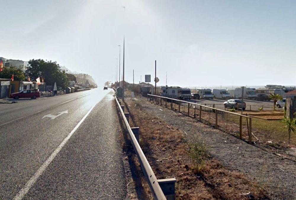 Parkerade bilar vid stranden El Pe&ntilde;oncillo. Foto: Google Maps