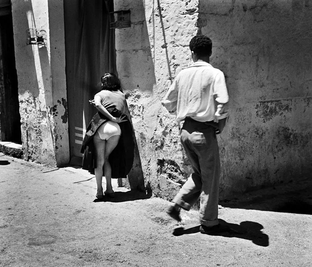 Fotografi av Christer Str&ouml;mholm av en prostituerad kvinna i Palma de Mallorca 1959.