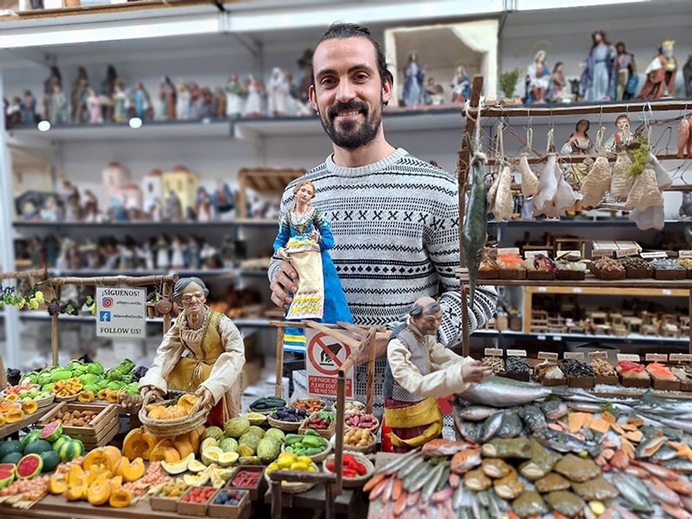 Joaquin Garc&iacute;a Vidal och hans f&ouml;r&auml;ldrar driver familjef&ouml;retaget Alfares och tillverkar miniatyrsaker till julkrubborna hela &aring;ret.