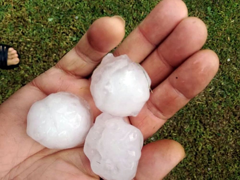 J&auml;ttelika hagel sammanf&ouml;ll med kraftiga luftvirvlar. Foto: Lise Berg