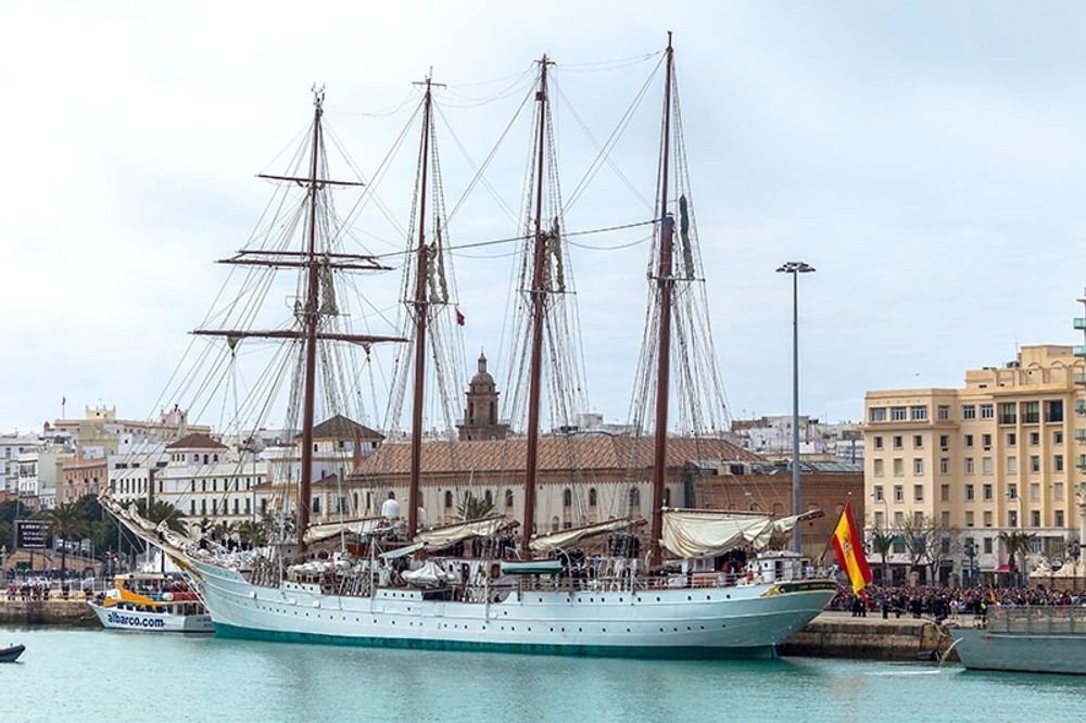 Arkivbild av skolfartyget Juan Sebasti&aacute;n Elcano.