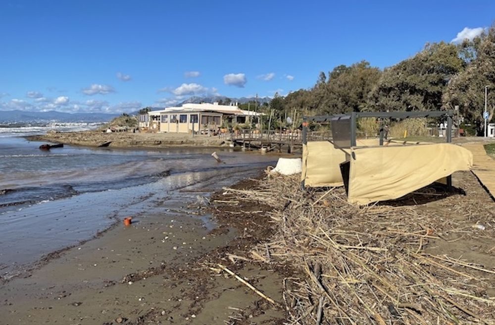 F&ouml;r&ouml;delsen efter stormen vid en av strandrestaurangerna i &ouml;stra Marbella.
