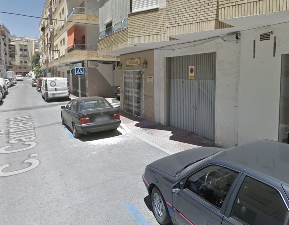 Genom att till&aring;ta &auml;garna att st&auml;lla bilen vid sina egna infarter skapas upp till 950 fler parkeringsplatser i Almu&ntilde;&eacute;car och La Herradura. Foto: Google Maps