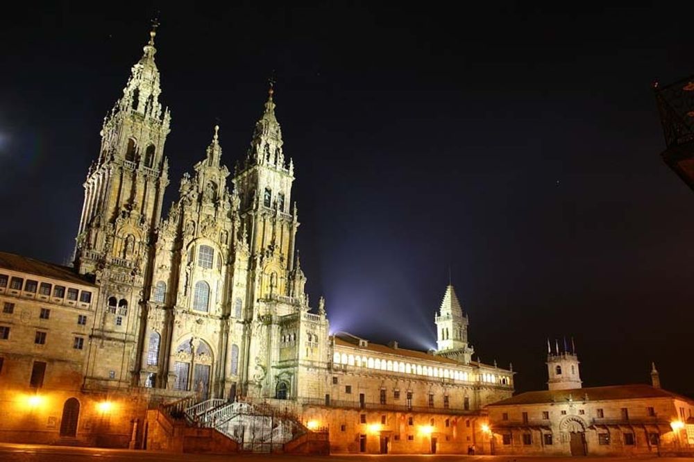 Juldekorationen vid katedralstorget Obradoiro i Santiago de Compostela blir av icke religi&ouml;st slag.