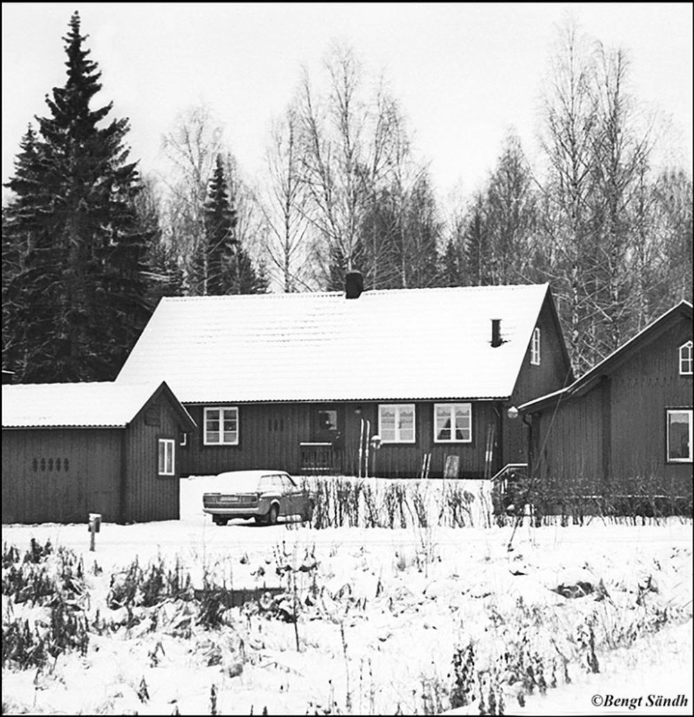 Bengt S&auml;ndh k&aring;serar denna vecka om hur han blev skogs&auml;gare och husbyggare med m&aring;nga kontakter. (Huset han byggde &auml;r det stora i mitten av bilden.)