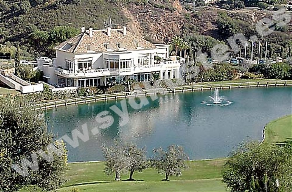 El Lago ligger i klubbhuset till Greenlife Golf, vid Elviria Hills (Marbella).