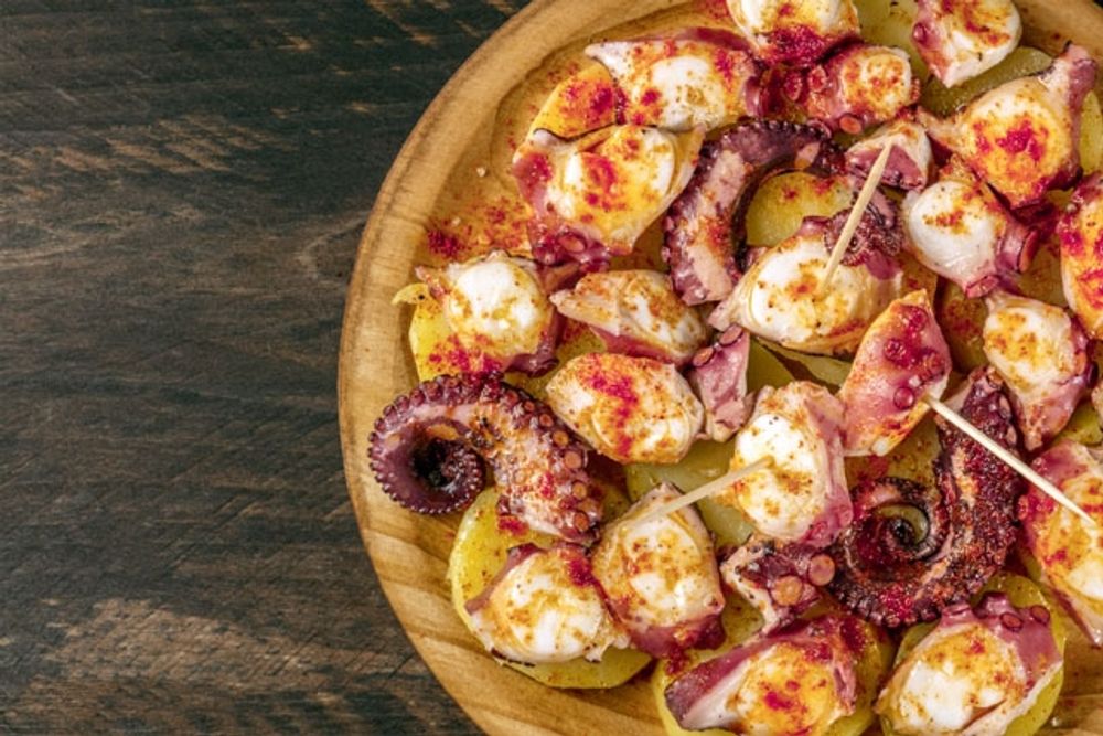 Pulpo a la gallega (med potatis) och pulpo a feira (utan potatis) &auml;r en galicisk delikatess som normalt serveras p&aring; tr&auml;fat.