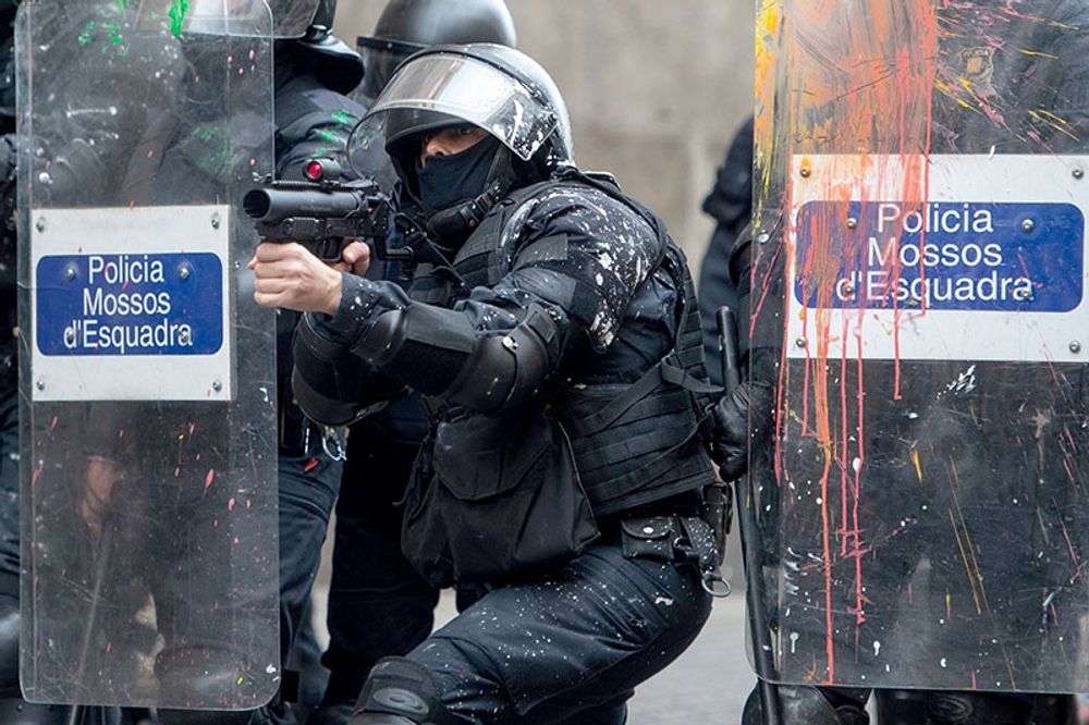 Ett utfall f&ouml;rsvarar bruket av gummikulor och l&auml;gger ansvaret p&aring; eventuella skador p&aring; den som deltar i v&aring;ldsamma manifestationer.