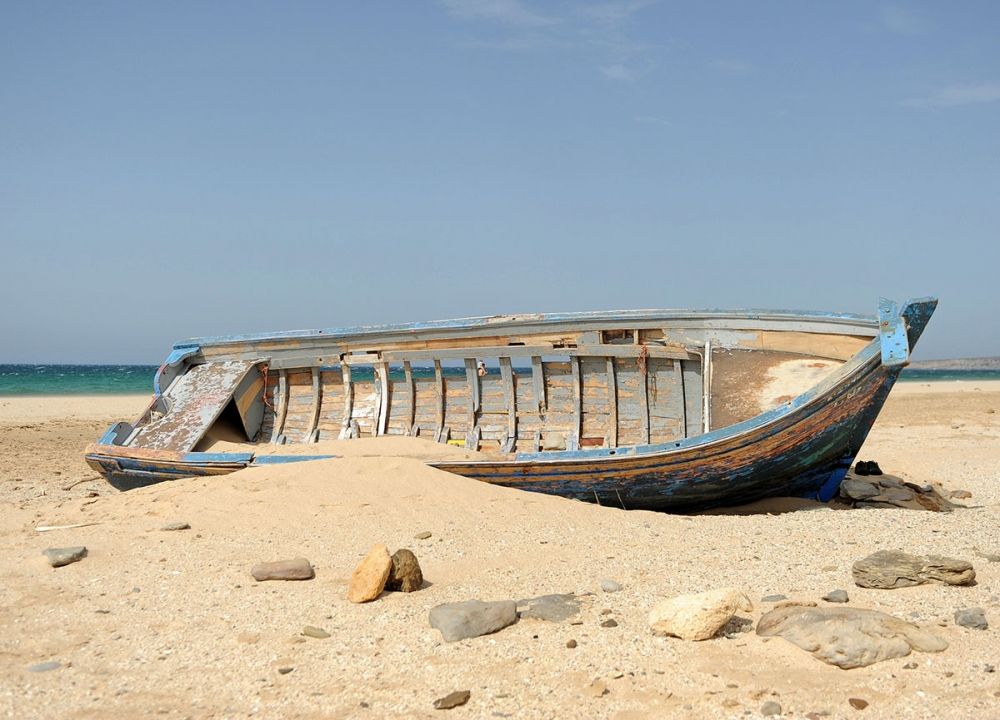 Arkivbild p&aring; en strandad afrikansk tr&auml;b&aring;t.