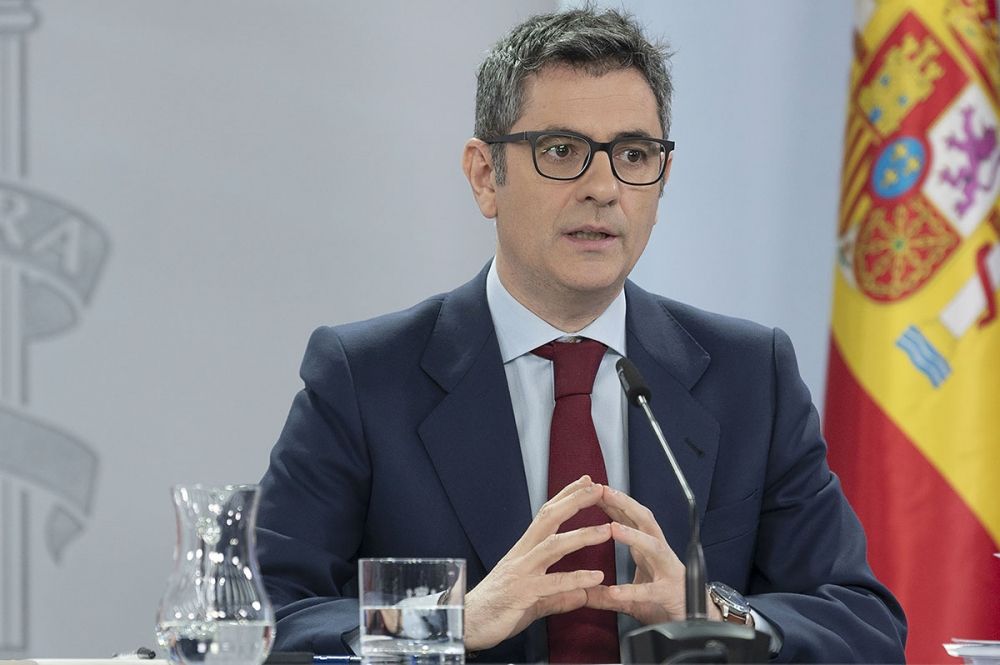Hanteringen av den sekretessbelagda informationen ska lyda under justitieministern F&eacute;lix Bola&ntilde;os.