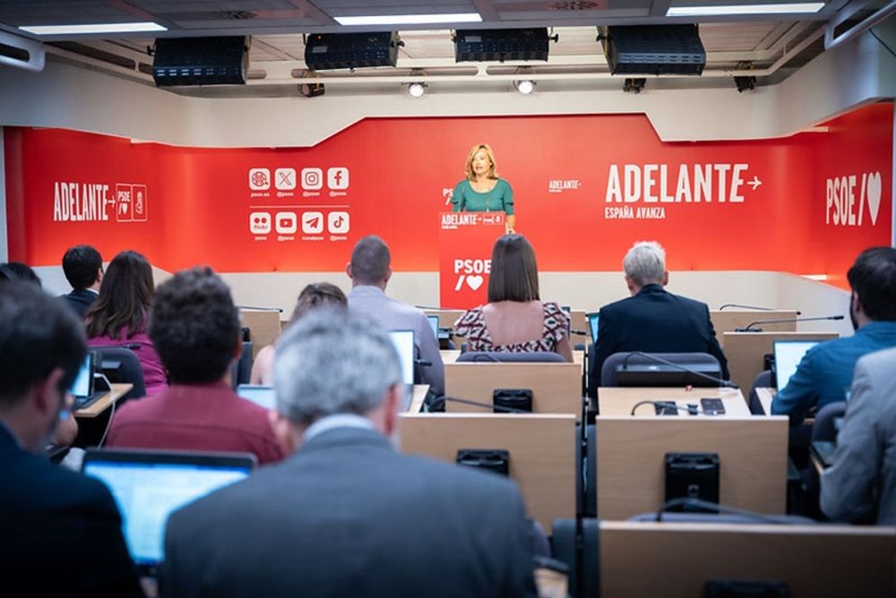 Pedro S&aacute;nchez f&ouml;rkastade Feij&oacute;os utstr&auml;ckta hand och brydde sig inte ens om att framtr&auml;da efter m&ouml;tet 30 augusti, utan uppdraget att kommentera PSOE:s v&auml;gran att l&aring;ta Partido Popular regera axlades av utbildningsministern Pilar Alegr&iacute;a. Foto:PSOE