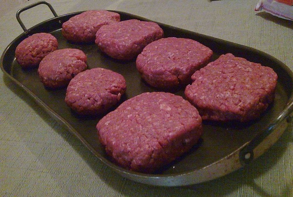 Tv&aring; av 20 granskade hamburgerm&auml;rken i livsmedelsbutikerna har befunnits inneh&aring;lla h&auml;stk&ouml;tt.