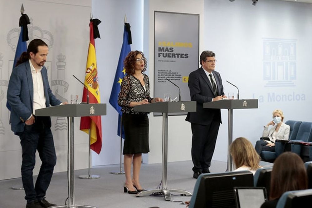 Antagandet av medborgarl&ouml;nen presenterades av ministrarna Pablo Iglesias (sociala fr&aring;gor), Mar&iacute;a Jes&uacute;s Montero (budget) och Jos&eacute; Lu&iacute;s Escriv&aacute; (f&ouml;rs&auml;kringskassan).
