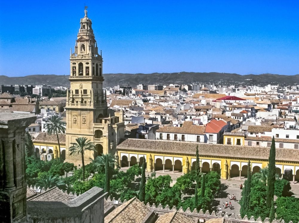 Tv&aring; otill&aring;tna flygningar gjordes tv&aring; dagar i rad vid det k&auml;nda historiska monumentet i C&oacute;rdoba.