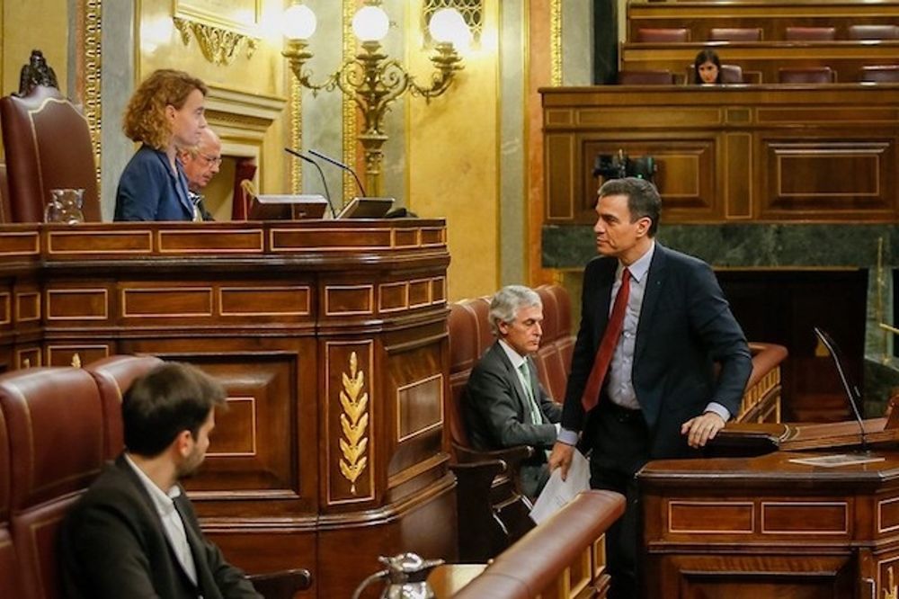 Regeringschefen Pedro S&aacute;nchez och talmannen Meritxell Batet under den utdragna debatten i riksparlamentet 25 mars. Foto: PSOE