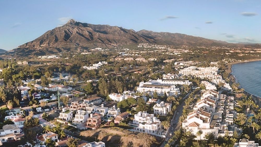 I v&auml;ntan p&aring; en definitiv stadsplan f&ouml;r Marbella har sex justeringar av den nuvarande just antagits.