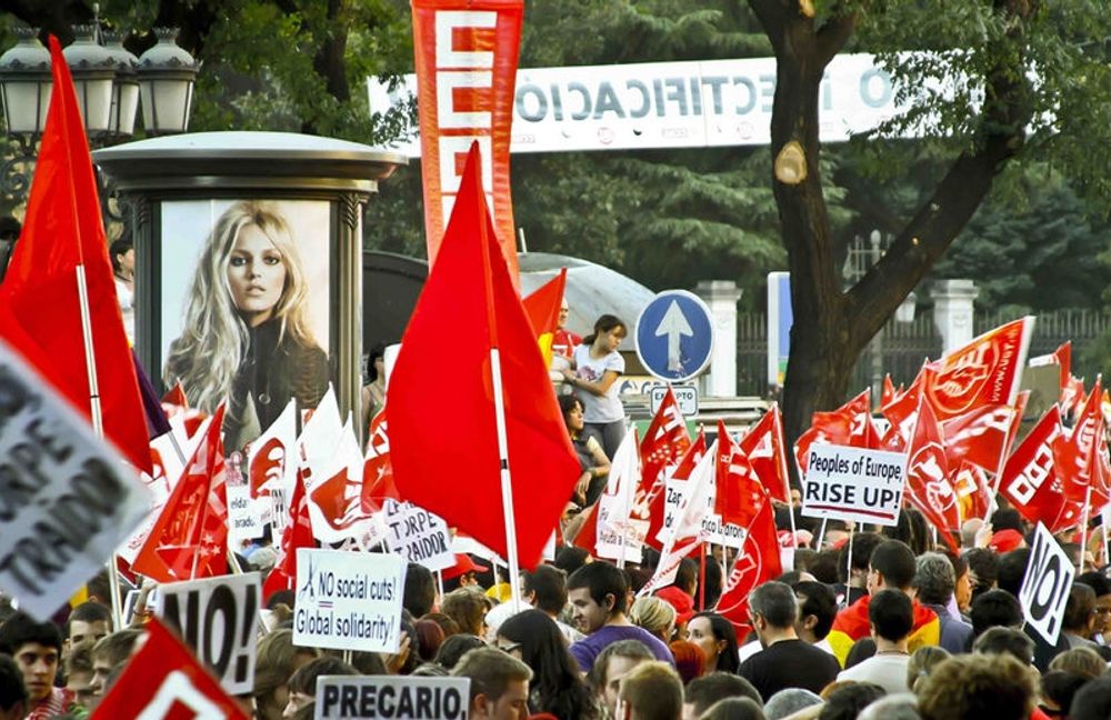 I demonstrationst&aring;get i Madrid kunde man l&auml;sa slagord &auml;ven p&aring; engelska och tyska.