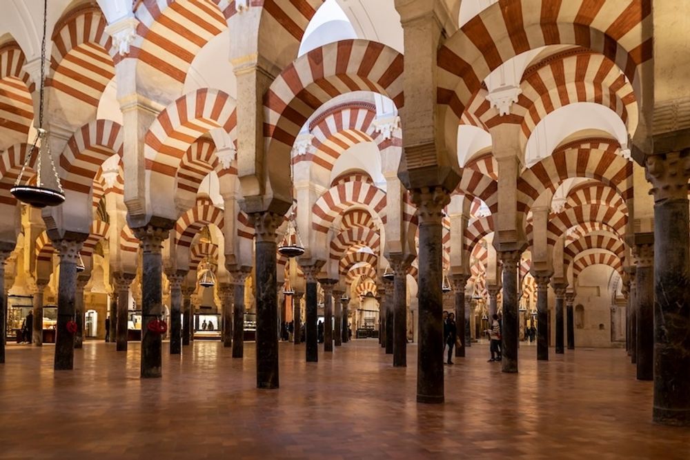 Mosk&eacute;n i C&oacute;rdoba var p&aring; sin tid den n&auml;st st&ouml;rsta i v&auml;rlden, men &auml;r sedan mitten p&aring; 1200-talet en katedral som i dagsl&auml;get f&ouml;rvaltas av biskops&auml;mbetet.