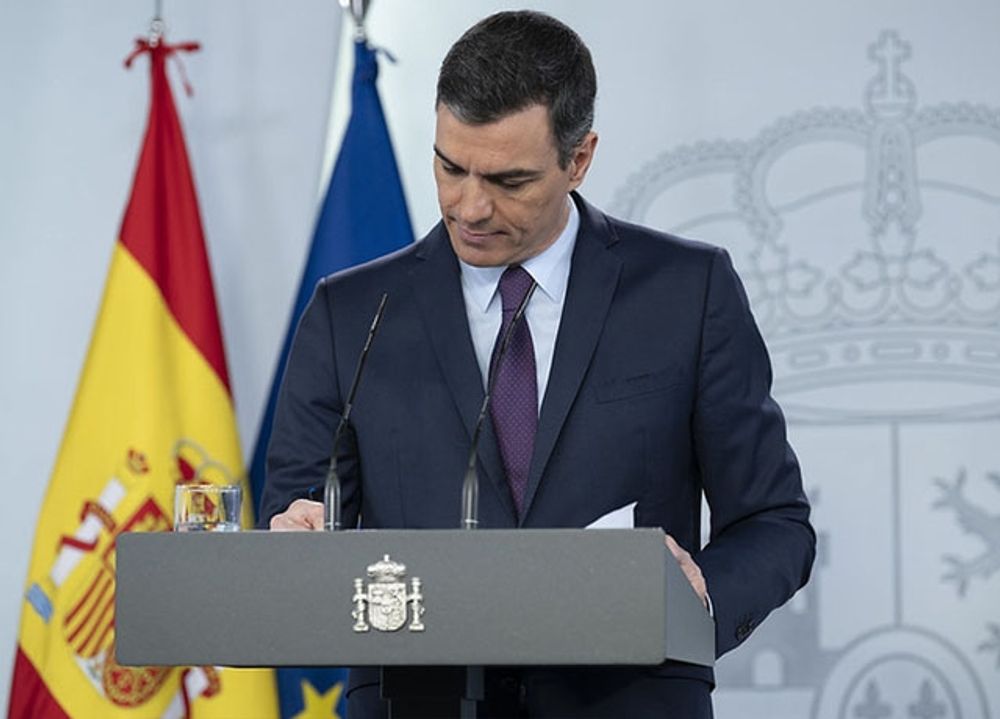 Pedro S&aacute;nchez uppmuntrar befolkningen att b&ouml;rja planera sin sommarsemester, men utlyste 23 maj samtidigt landssorg i Spanien fr&aring;n och med tisdag 26 maj och under tio dagar.