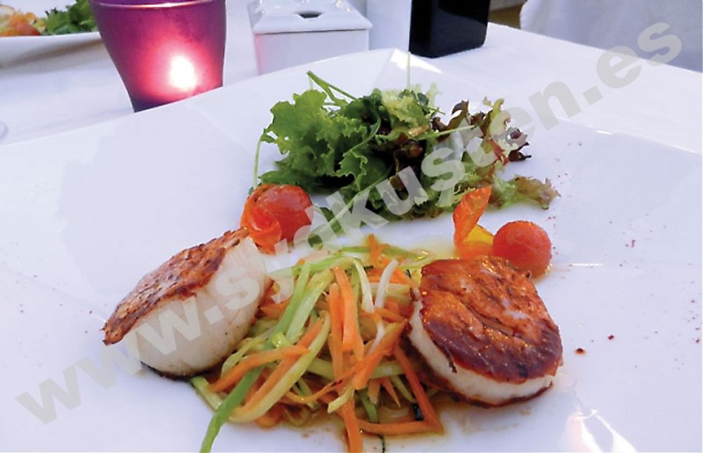 Medelhavsk&ouml;ket p&aring; Restaurante Elviria erbjuder bland annat havets alla l&auml;ckerheter, som grillade pilgrimsmusslor.