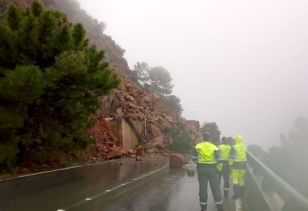 Rondav&auml;gen fr&aring;n kusten v&auml;ntas f&ouml;rbli avst&auml;ngd p&aring; grund av jordskred &aring;tskilliga dagar. Foto: Guardia Civil