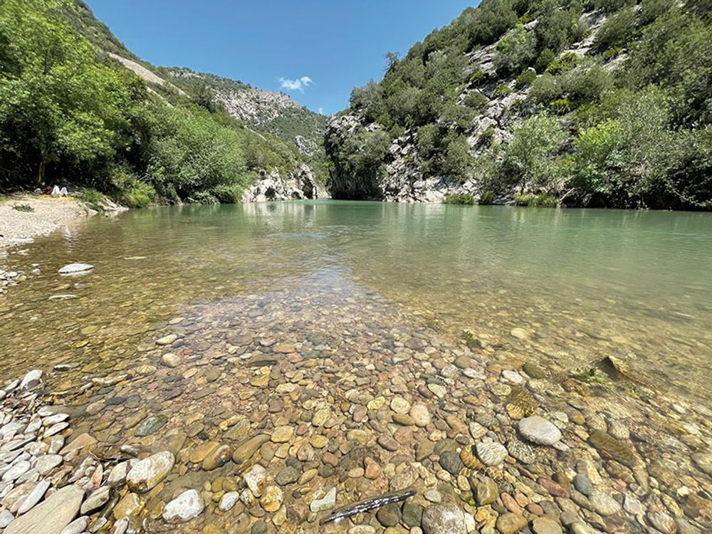 Vandringsleden till El Charco del Moro &auml;r inte s&auml;rskilt l&aring;ng och den lockar med ett svalkande dopp i Guadiaro-&aring;n.