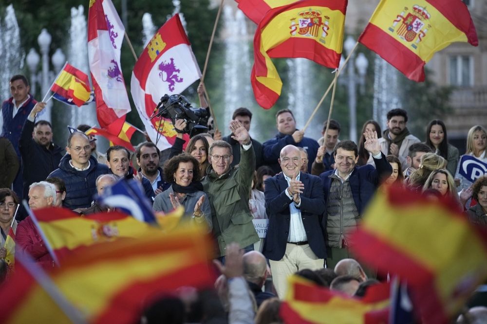 Den sittande regionpresidenten Alfonso Fern&aacute;ndez Ma&ntilde;ueco bef&auml;ster sin makt i ett av h&ouml;gerns starkaste f&auml;sten, efter ett val som st&auml;rkte de traditionella partierna. Foto: PP