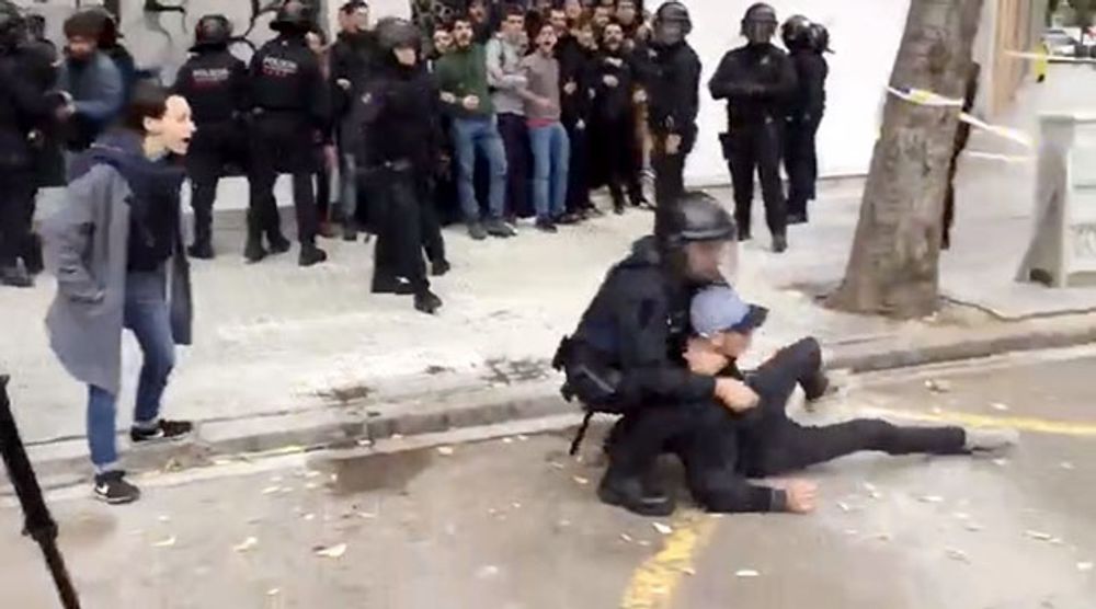 En video visar hur den p&aring;st&aring;dda misshandeln av polismannen aldrig intr&auml;ffade utan det &auml;r den som brottar ner en demonstrant med ett stryptag.