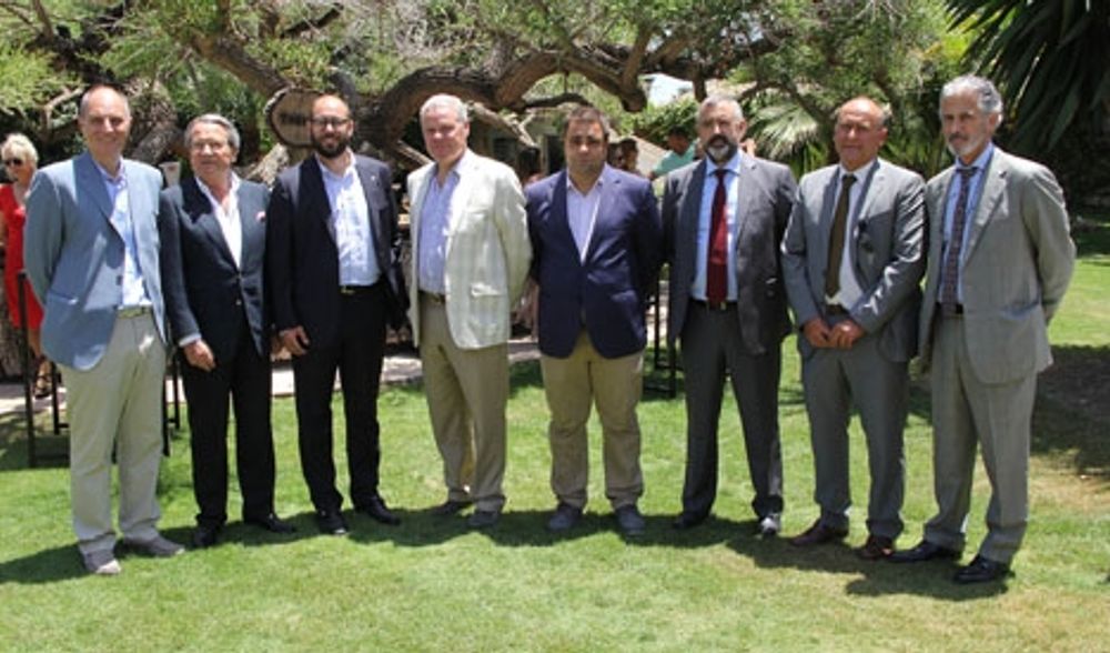 N&aring;gra av deltagarna i midsommarlunchen p&aring; CasaClub Marbella var Sveriges ambassad&ouml;r Lars-Hjalmar Wide, konsuln Pedro Meg&iacute;as, Marbellas f&ouml;retagsr&aring;d Manuel Morales, journalisten Tom&aacute;s Oca&ntilde;a Urwitz samt Svenska-Spanska Handelskammarens delegat p&aring; Costa del Sol Mats Bj&ouml;rkman.