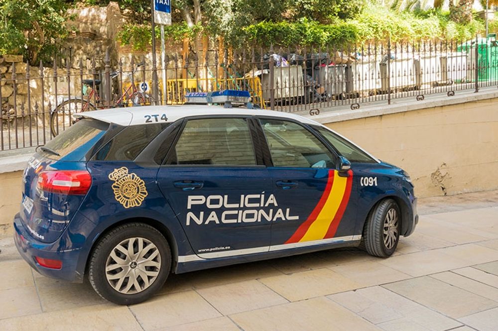 Genom att bryta upp d&ouml;rren kunde Polic&iacute;a Nacional r&auml;dda livet p&aring; en kvinna som r&aring;kat ut f&ouml;r en fallolycka i hemmet. (Arkivbild)
