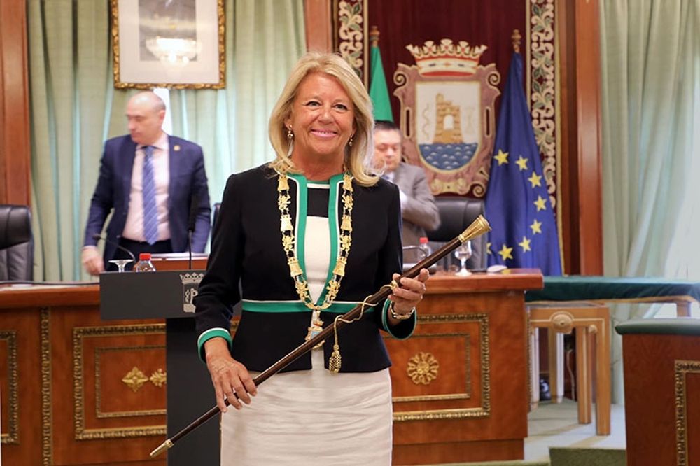 &Aacute;ngeles Mu&ntilde;oz kommer att lyfta mer i l&ouml;n &auml;n b&aring;de Spaniens regeringschef och den andalusiske regionpresidenten. Foto: Ayto de Marbella