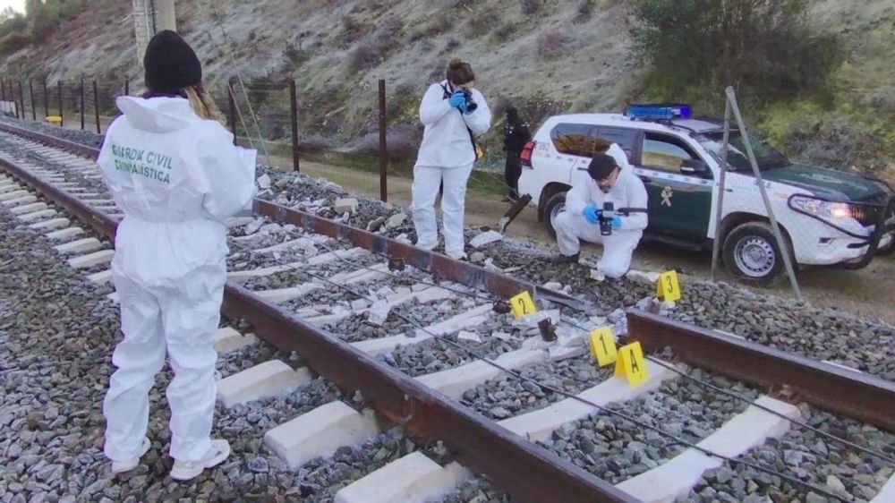 Tekniska unders&ouml;kningar vid sp&aring;romr&aring;det efter den intr&auml;ffade olyckan i provinsen C&oacute;rdoba. Foto: Guardia Civil