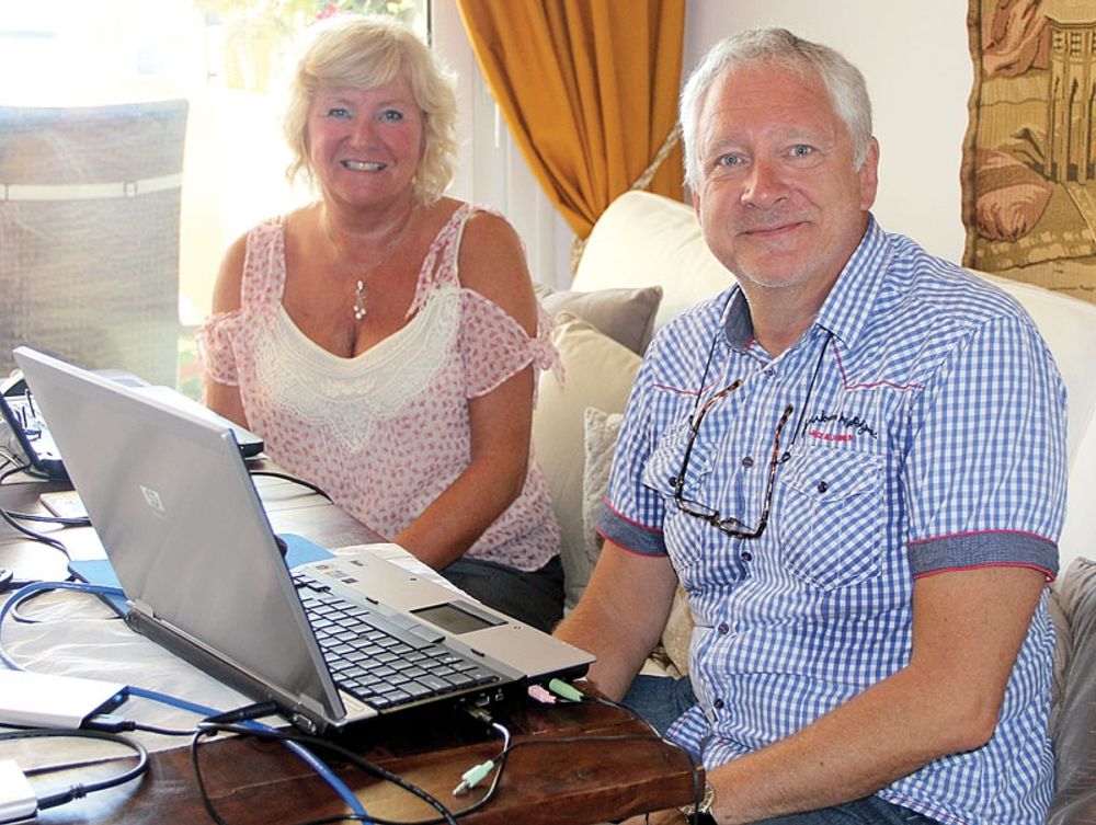 Einar Friberg och Pia Jensen har startat n&auml;tstationen Radio Averroes, som de driver fr&aring;n Torreblanca del Sol.