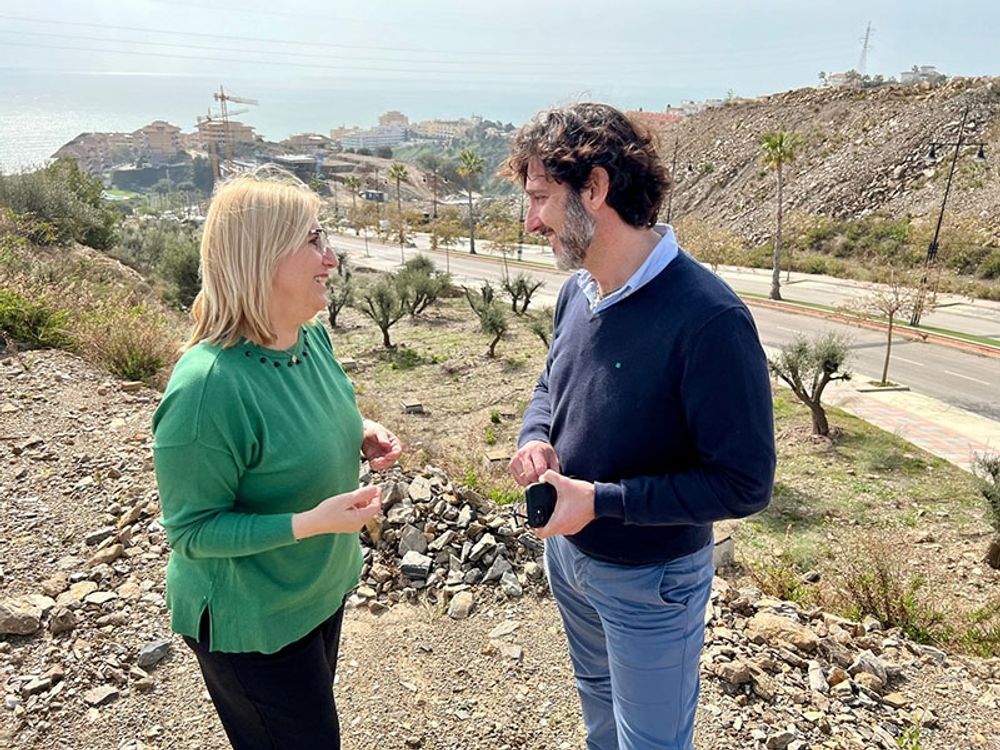 Borgm&auml;staren Ana Mula vid tomten d&auml;r v&aring;rdhemmet ska byggas. Foto: Ayto de Fuengirola