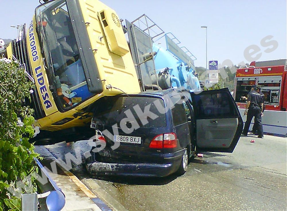Olyckan intr&auml;ffade vid 13.30-tiden intill v&auml;gkrogen El Mirador och rondellen som f&ouml;rbinder k&ouml;pcentret La Ca&ntilde;ada med Carretera de Oj&eacute;n. Foto: Miguel Arillaga