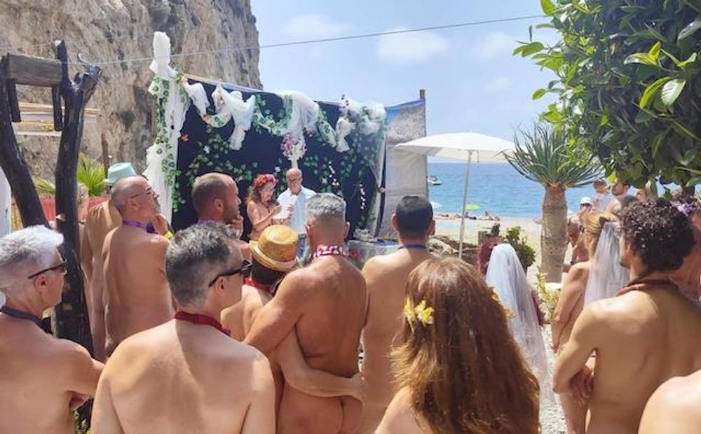 Stranden Cantarrij&aacute;n, som ligger mellan La Herradura och Nerja, har varit sk&aring;deplats f&ouml;r det kanske st&ouml;rsta nudistbr&ouml;llopet i v&auml;rlden. Fotot har delats av deltagarna.