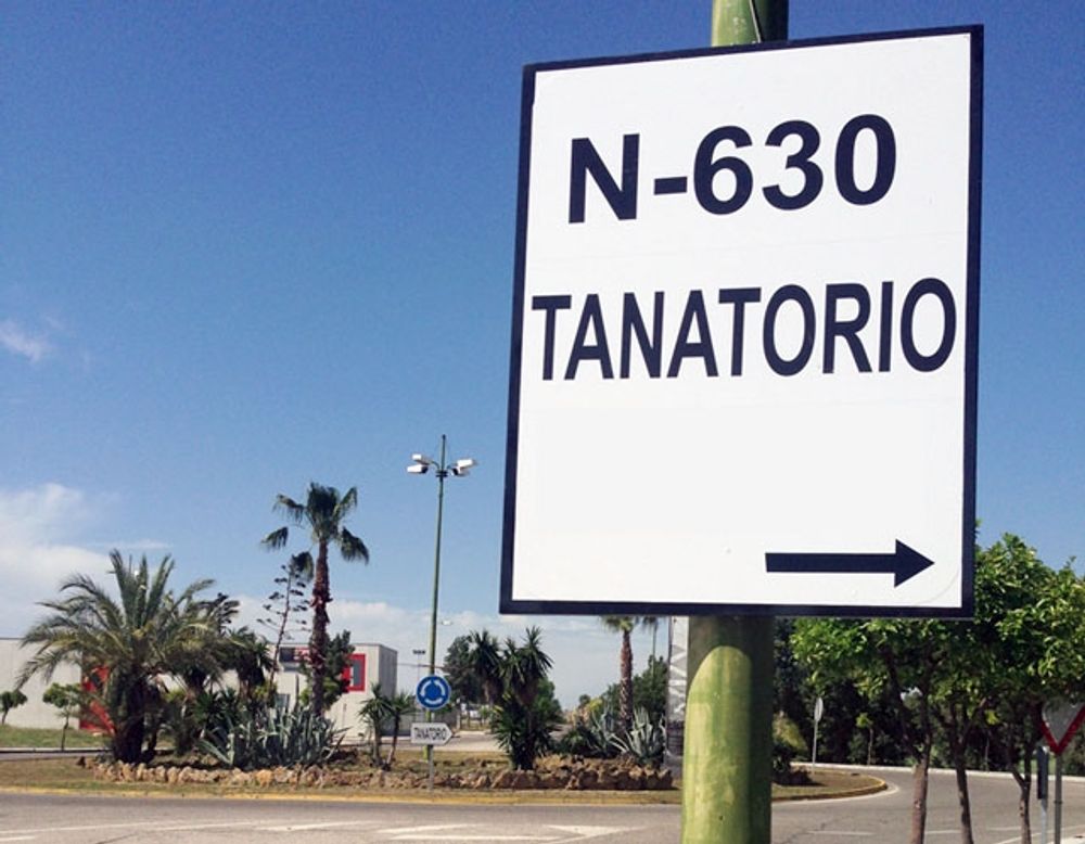 I mars m&aring;nad avled omkring 45 000 m&auml;nniskor i Spanien, vilket &auml;r 50 procent fler &auml;n normalt. (Tanatorio &auml;r den den plats d&auml;r det h&aring;lls d&ouml;dsvakor.)