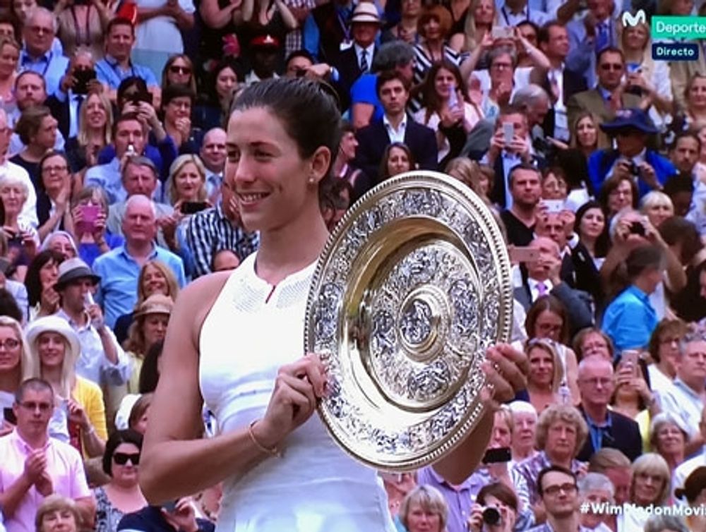 Garbi&ntilde;e Muguruza upprepade 15 juli sin tr&auml;nare Conchita Mart&iacute;nez bravad, genom att vinna Wimbledontiteln. Foto: Movistar +