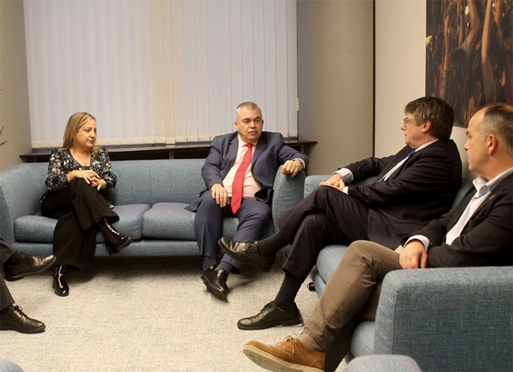 M&ouml;tet i veckan i Bryssel mellan PSOE:s tredjeman Santos Cerd&aacute;n Le&oacute;n och den flyende tidigare katalanske regionpresidenten Carles Puigdemont har v&auml;ckt s&auml;rskilt heta k&auml;nslor. Foto: PSOE