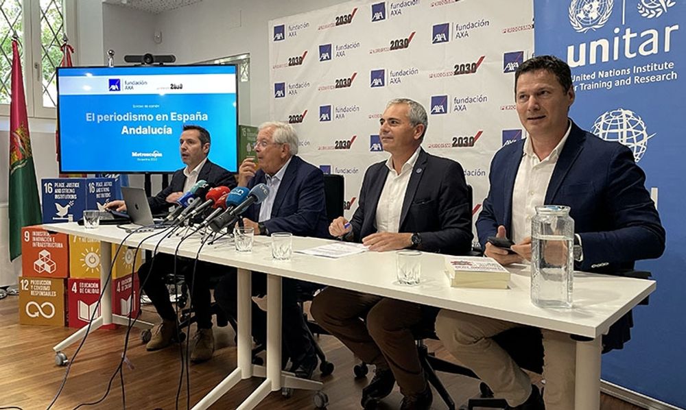 Grundarna av Periodismo 2030 Sergio Mart&iacute;n och Ram&oacute;n Ja&uacute;regui, l&auml;ngst till h&ouml;ger, vid mediakonferensen som h&ouml;lls i FN-byggnaden i M&aacute;laga.
