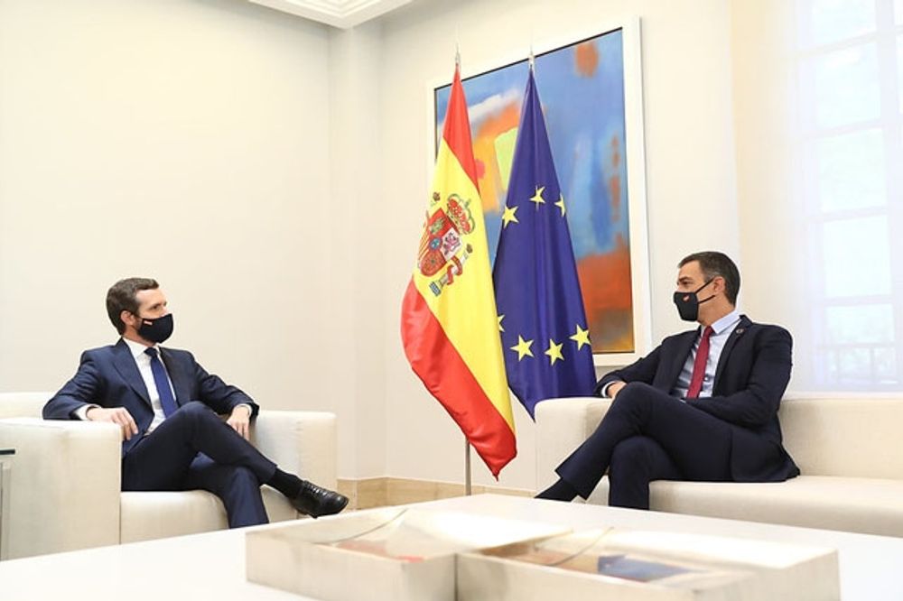 Oppositionsledaren Pablo Casado (till v&auml;nster) och regeringschefen Pedro S&aacute;nchez har n&aring;tt en &ouml;verenskommelse, vilket &auml;r s&auml;llsynt.