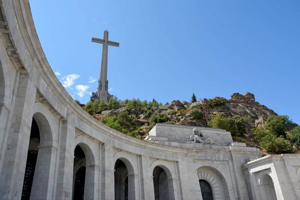 Kvarlevor av stupade under inb&ouml;rdeskriget som begravdes i Francos mausoleum mot de anh&ouml;rigas vilja f&aring;r forts&auml;tta att identifieras och flyttas bort.
