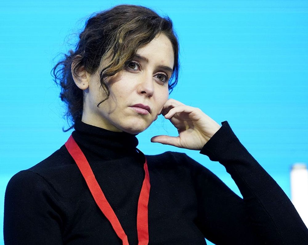 Isabel D&iacute;az Ayuso anklagas f&ouml;r att driva h&ouml;gerextrem politik f&ouml;r att stj&auml;la v&auml;ljare fr&aring;n Vox i Madridregionen. Foto: PP