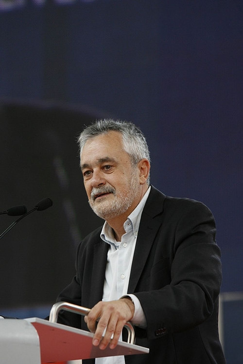 St&auml;llf&ouml;retr&auml;dande regionalpresidenten i Andalusien Jos&eacute; Antonio Gri&ntilde;&aacute;n (PSOE) tvingas spara in 2,6 miljarder euro i &aring;rets budget.