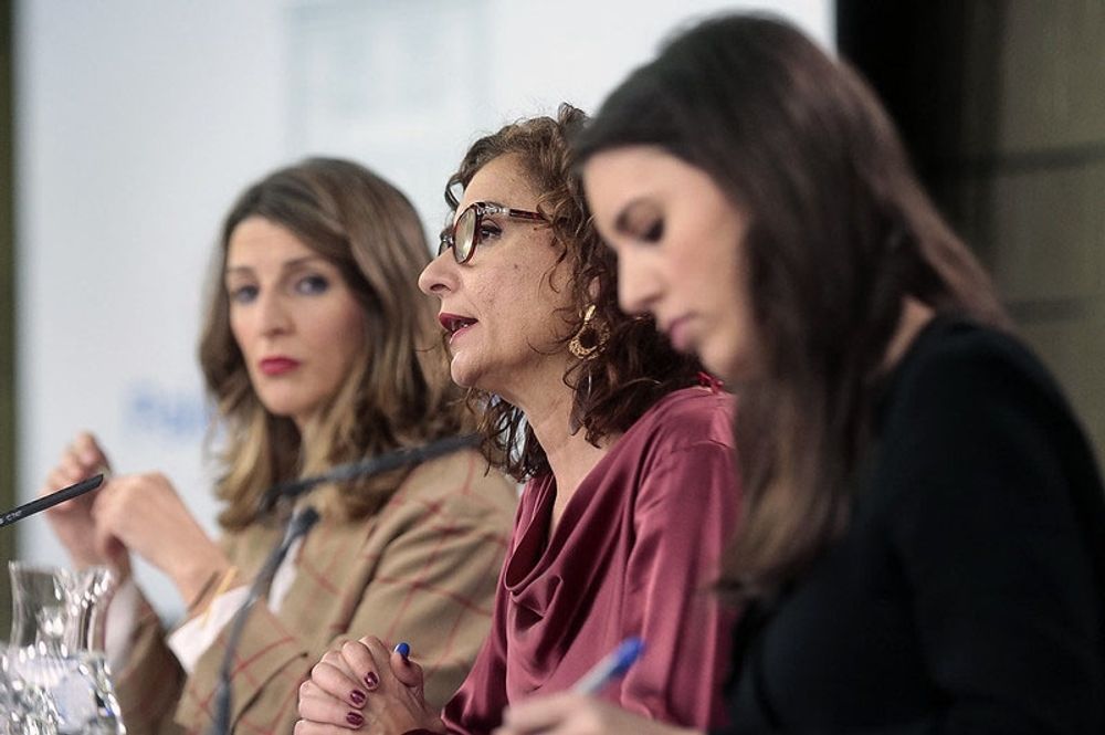 Tv&aring; av ministrarna fr&aring;n Unidas Podemos, Yolanda D&iacute;az (till v&auml;nster) och Irene Montero (till h&ouml;ger) med skatteministern Mar&iacute;a Jes&uacute;s Montero (PSOE) i mitten.
