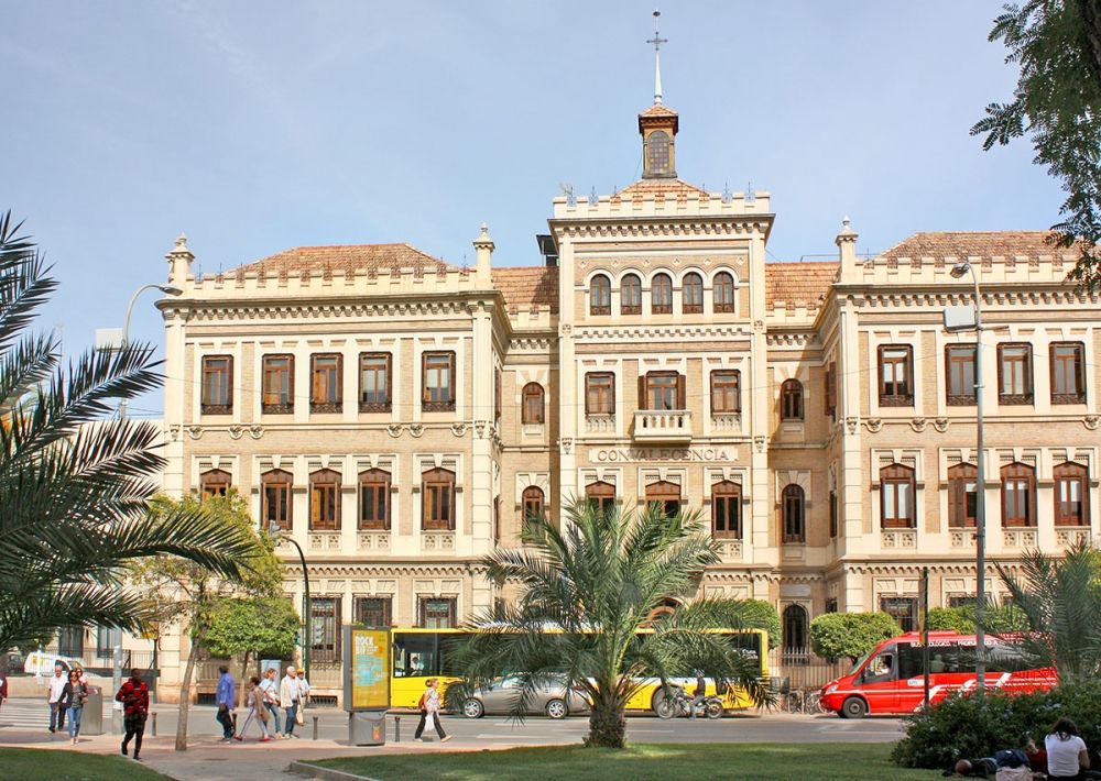 F&ouml;rst&auml;rkningsbussar till universitetet i Murcia informerar om avstigning p&aring; ett ov&auml;ntat spr&aring;k.