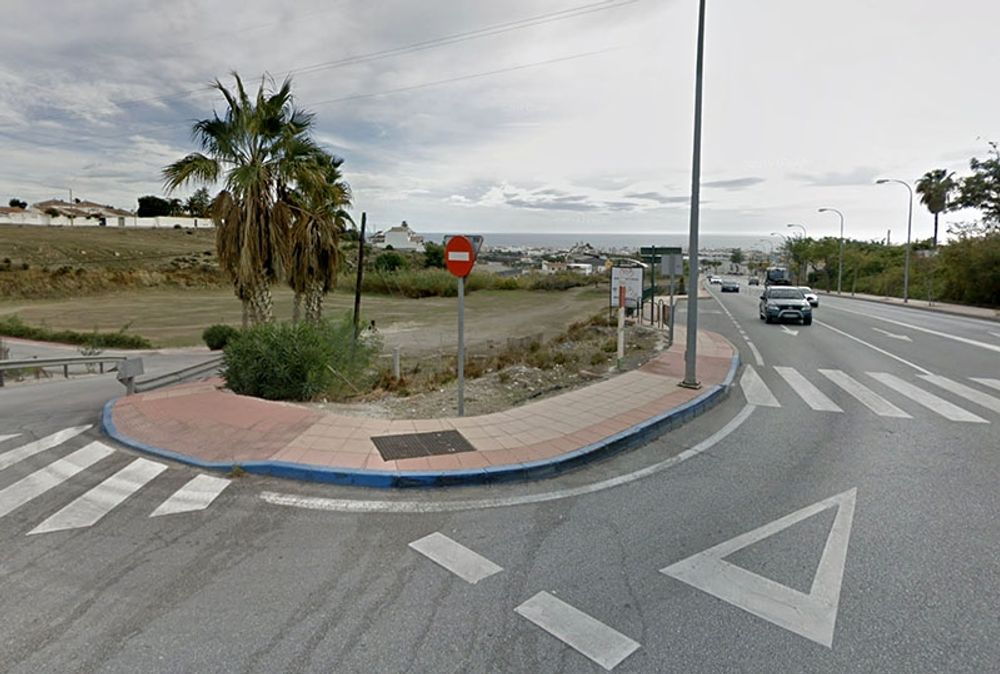 K&ouml;pcentret ska enligt planerna uppf&ouml;ras vid huvudinfarten till Nerja. Foto: Google Maps